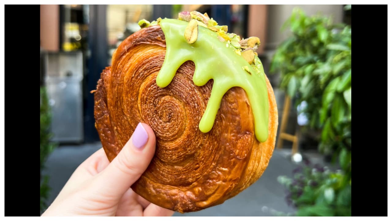 El Suprême es una
<b>combinación de dona (por su forma) y el croissant </b>(por su masa), con un sello diferente: su relleno.