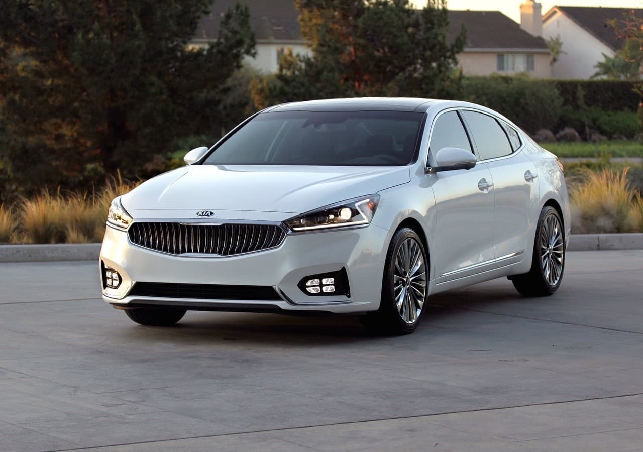 <b>Auto grande: Kia Cadenza</b>
<br>
<br>Que el auto grande de tracción delantera de Kia haya ganado en esta categoría es un tributo a lo lejos que ha llegado el fabricante sur coreano. El Cadenza no es necesariamente mejor -ni peor- que los otros autos de su segmento, uno que por cierto cada día vende menos autos, pero su diseño de inspiración alemana, sus materiales interiores de primera linea lo han hecho llegar lejos con su público.
<br>
<br>Finalistas:
<br>- Nissan Máxima
<br>- Dodge Charger