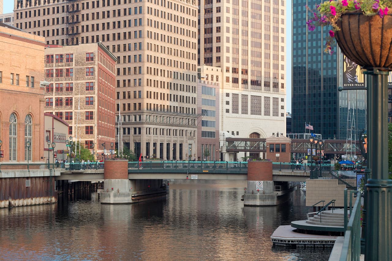 <b>10. Milwaukee, Wisconsin. </b>Población: 595,070. Valor promedio de las casas: 114,700 dólares. Tasa de pobreza: 26.7%. Residentes con estudios universitarios: 23.3%. El estado de Wisconsin tiene una población total de 370,000 hispanos. Más de uno de cada cuatro residentes de Milwaukee vive en pobreza. Hubo 1,546 crímenes violentos por cada 100,000 habitantes, más de cinco veces la tasa de todo el estado de (306).