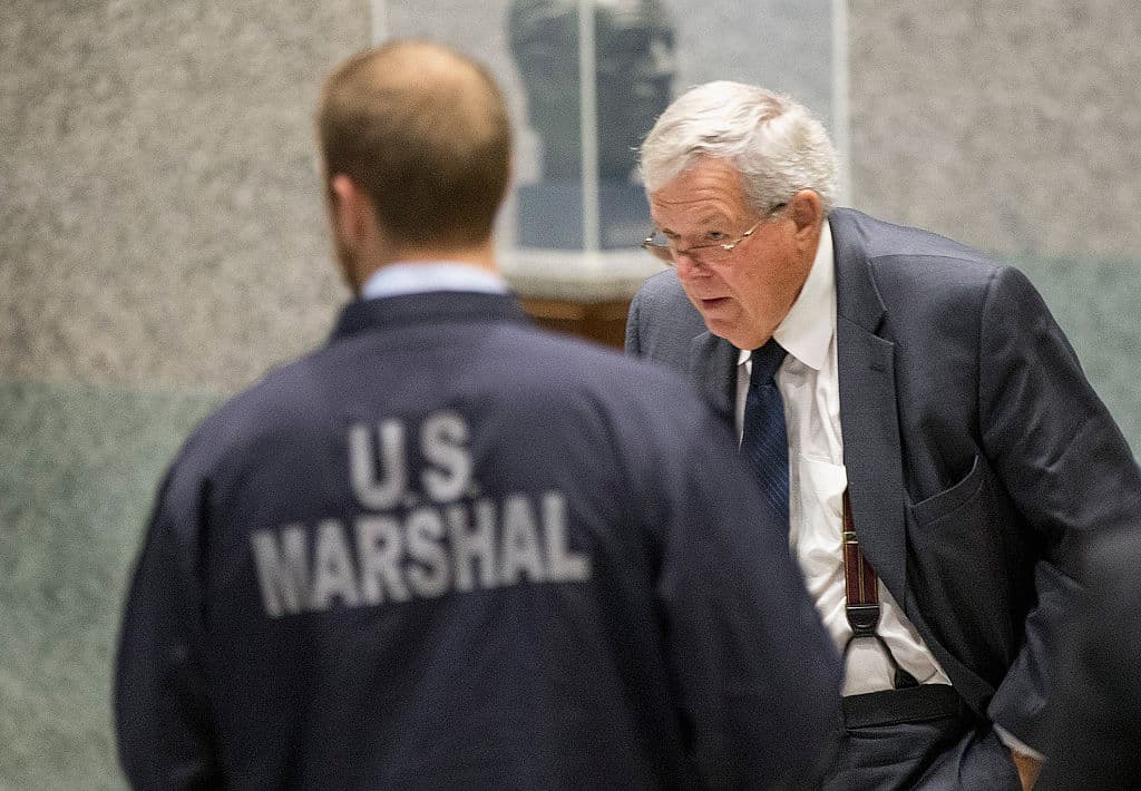 Víctima de abuso sexual de Dennis Hastert interpone nueva demanda por incumplir compensación