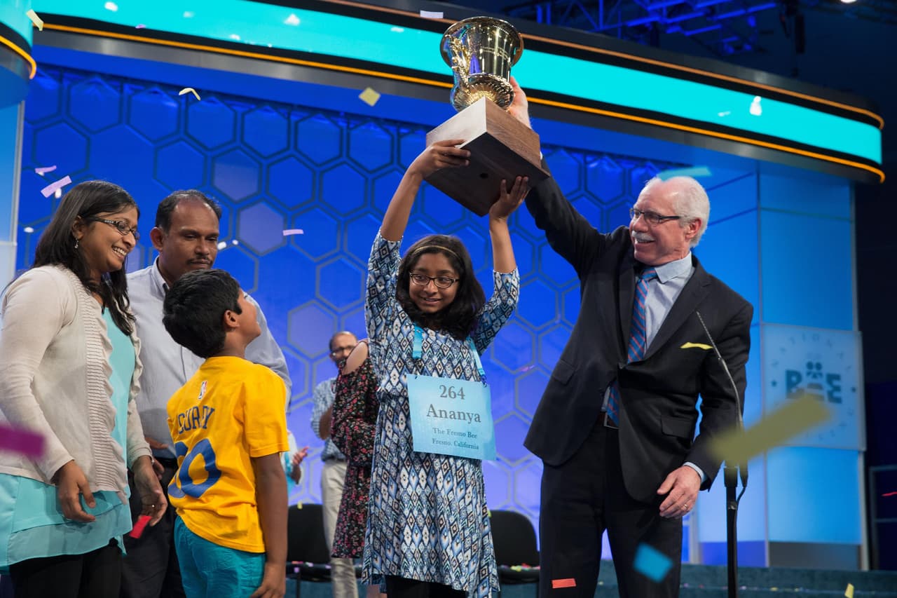Ananya Vinay, de 12 años, ganó el concurso nacional de deletreo Scripps National Spelling Bee cuyas finales se llevaron a cabo este jueves en el Centro de Convenciones Gaylord Convention en Oxon Hill, en Maryland.