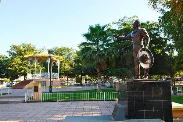 En Guamúchil, Sinaloa, la tierra donde Pedro se crió, se construyó un monumento modernista en su honor. La estatua se estrenó para celebrar los 95 años de su natalicio.