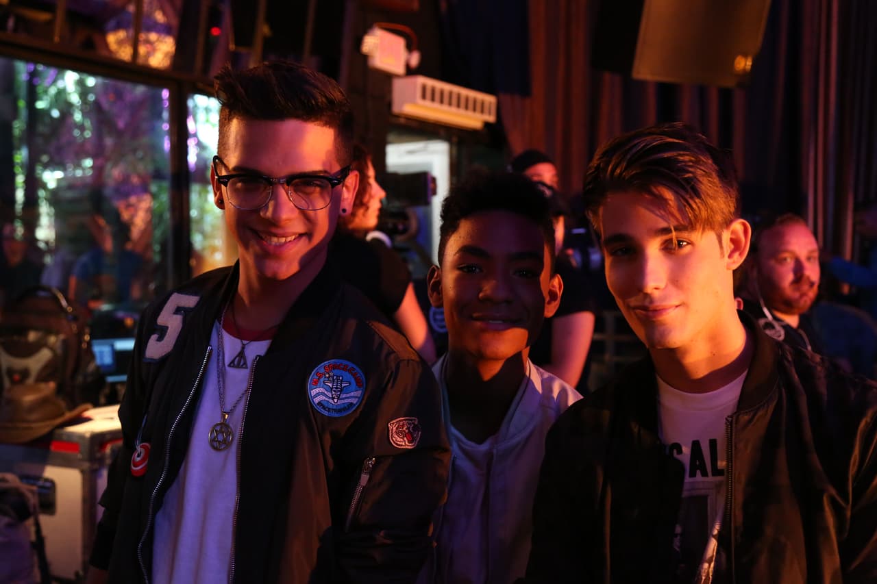 Abdiel, Fabyán, Alondra, Sofía, Verónica y Abel formaron la banda 
<b>Milenios</b>. “Cake by the ocean” fue el tema de su videoclip. Durante las grabaciones los chicos se diviertieron y hasta se sonrojaron al enterarse que había escena de beso.