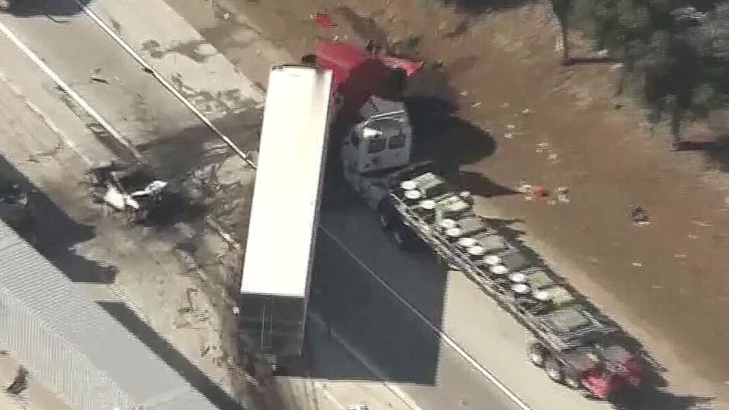 Tres muertos y cuatro heridos deja el choque de un tráiler con varios vehículos en Ontario