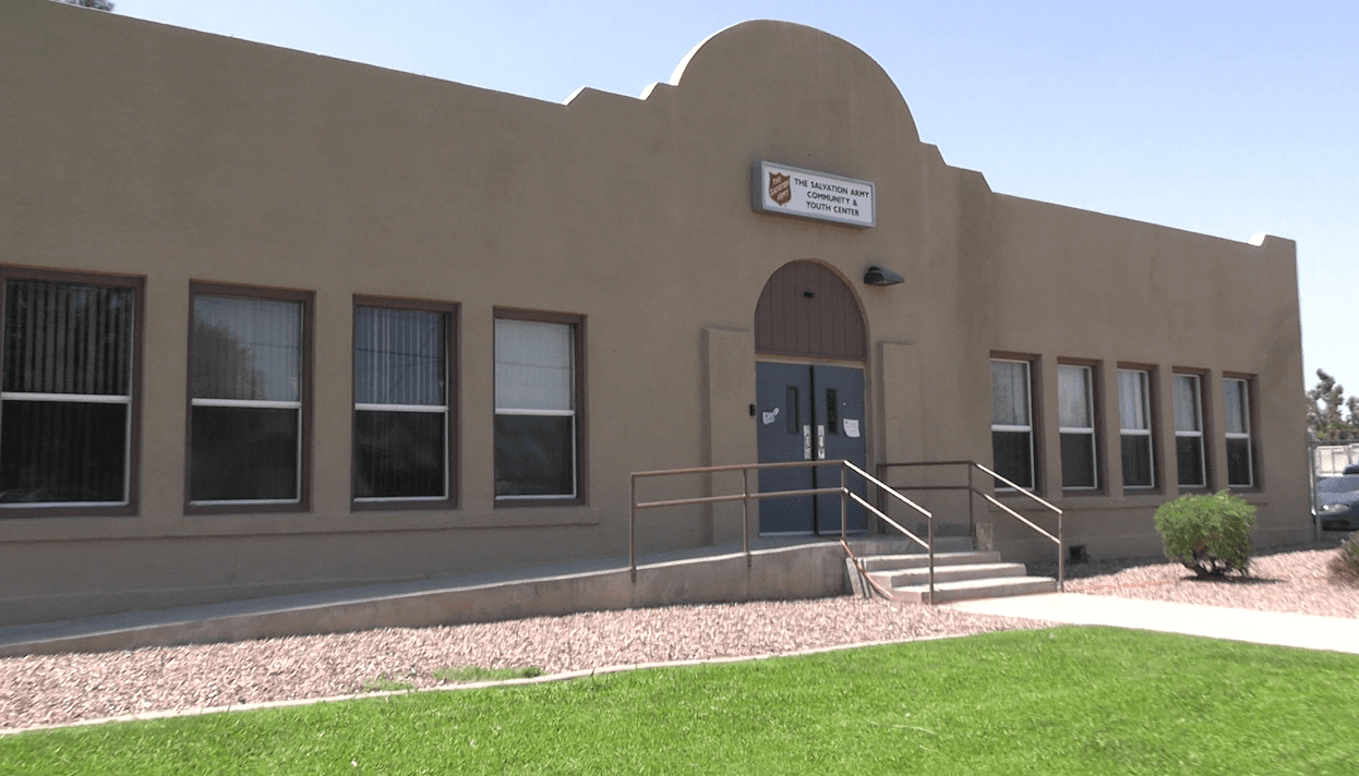 Este centro de enfriamiento del Ejército de Salvación en la ciudad de Chandler [
<a href="https://goo.gl/maps/cucBQnDAGmnQRaRS8" target="_blank">85 East Saratoga Street</a>] está abierto de 9 de la mañana a 5 de la tarde.
<br>