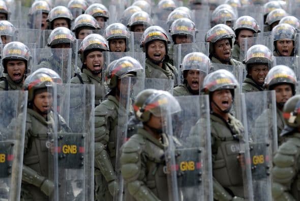 En la parada cívico militar en el Paseo de los Ilustres, en el sureste de Caracas, se rindieron honores al fallecido presidente Hugo Chávez, al cumplirse 16 meses de su deceso.