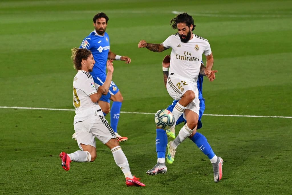 Isco demustra un magnífico control y ante la presión de los jugadores del Getafe, el español descarga rápidamente con Luka Modric.