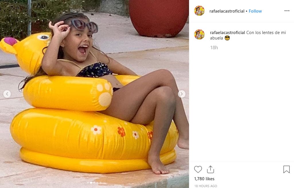 Aunque 'La Vero' solo aparece en dos fotografías, su nieta mostró lo mucho que se divierte en la alberca y posando para la cámara: "Con los lentes de mi abuela", se lee.