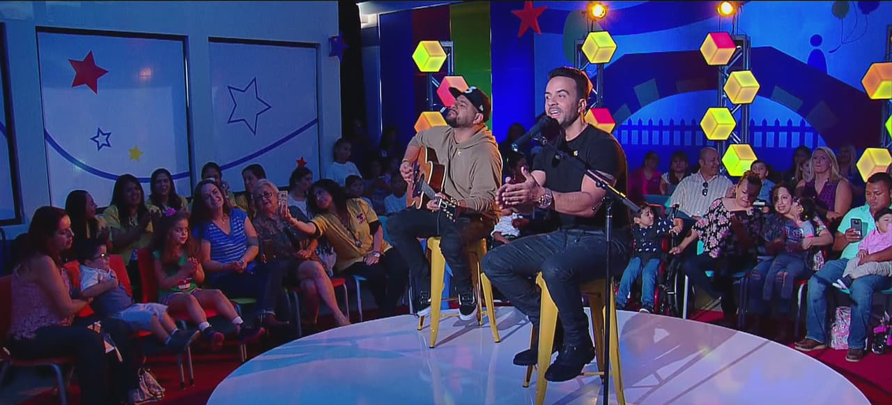 Rodeado de niños y sus familias interpretó 'Despacito' en versión acústica, para después deleitarlos con 'Yo no me doy por vencido'.