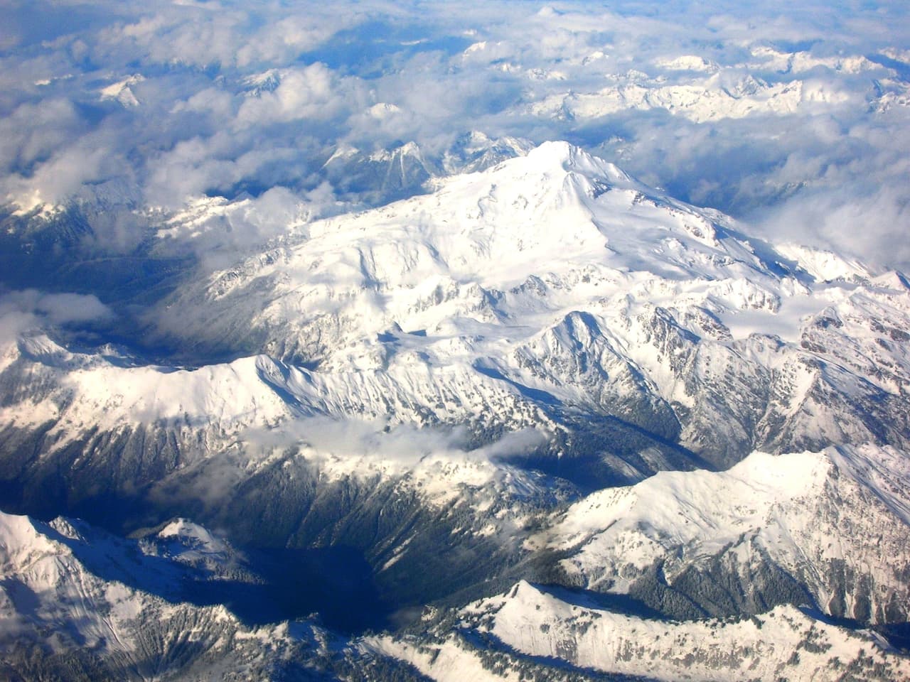 <b>15 -Glacier Peak, Washington. </b>Escondido en el interior de su desierto de 566,000 acres y a 70 kilómetros al noreste de Seattle, el más aislado de los volcanes de Washington es a la vez considerado en más peligroso de la región, al ser uno de los más activos y explosivos. el volcán entró en erupción repetidamente en al menos seis episodios, incluidos dos explosiones cinco veces más grandes que la explosión que hizo estallar el Monte St. Helens el 18 de mayo de 1980.