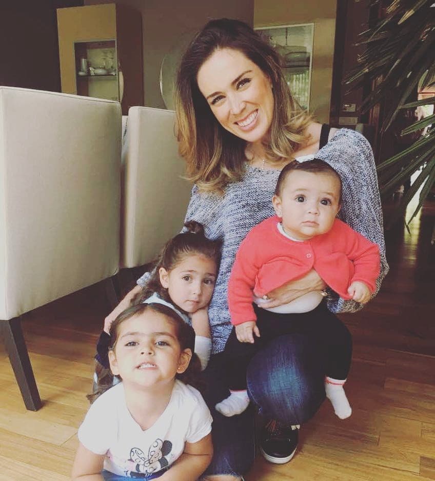 La presentadora tapatía se veía feliz y orgullosa de sus tres retoños. En esta imagen, con fecha de marzo de 2017, la primogénita estaba a unos días de cumplir cuatro años, Caro se acercaba a los tres y Renata apenas cumpliría 8 meses.