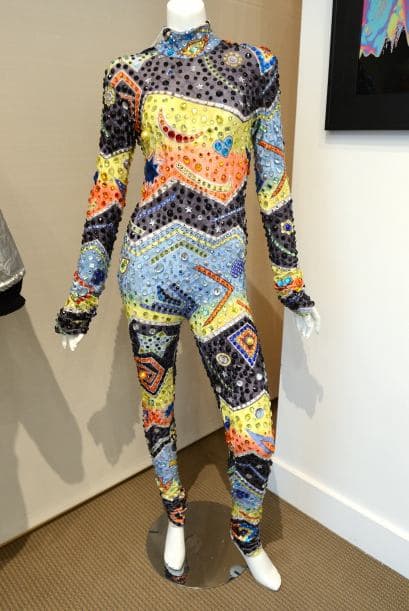 Por este vestido de la cantante Whitney Houston, el cual usó durante su tour mundial en 1991, pedían entre $1,000 y $2,000. ¿Hubieras pagado esa cantidad por él?