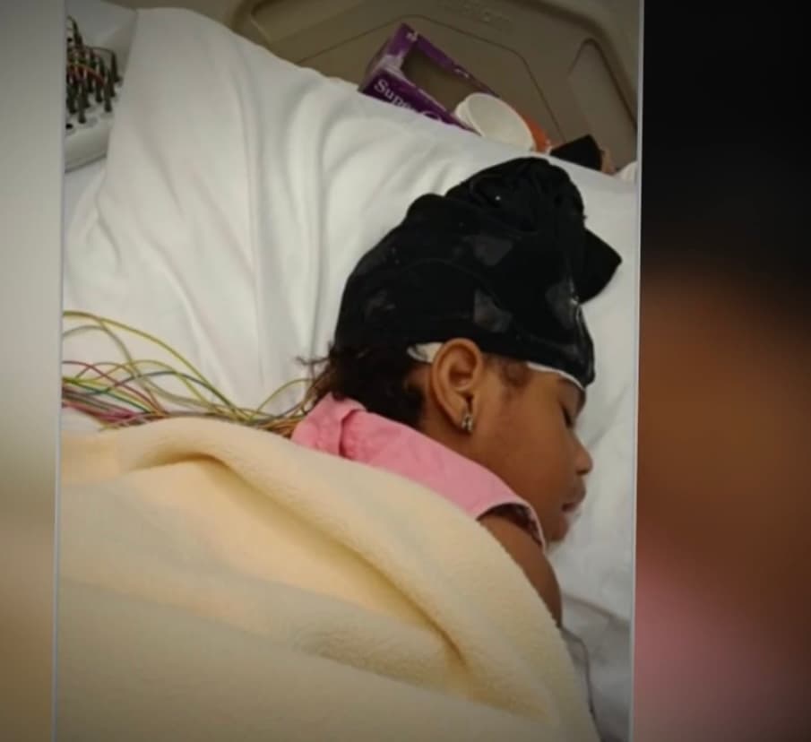 Después de unos extenuantes estudios, los doctores diagnosticaron a Dara con una rara enfermedad genética que puso de cabeza todo su mundo, llenándose de constante desesperación y frustración, todo en medio de un difícil divorcio y ya sin su madre, quien falleció antes.
<br>