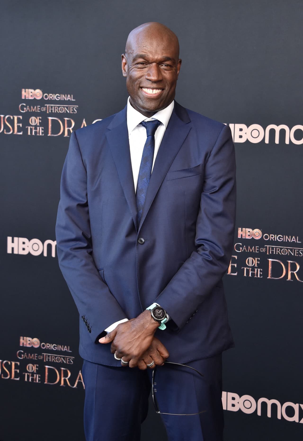 Un dato que quizá sorprenda a los fans, es que el actor de ‘House of the Dragon’ en realidad es calvo y suele llevar el rostro afeitado.