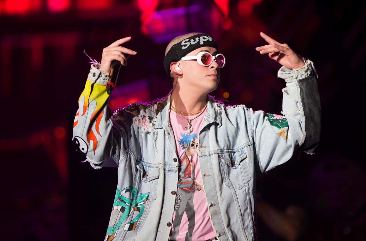 No hay duda de que lo poco convencional de Bad Bunny ha ayudado a que la moda y la belleza sean más divertidas para los hombres.
