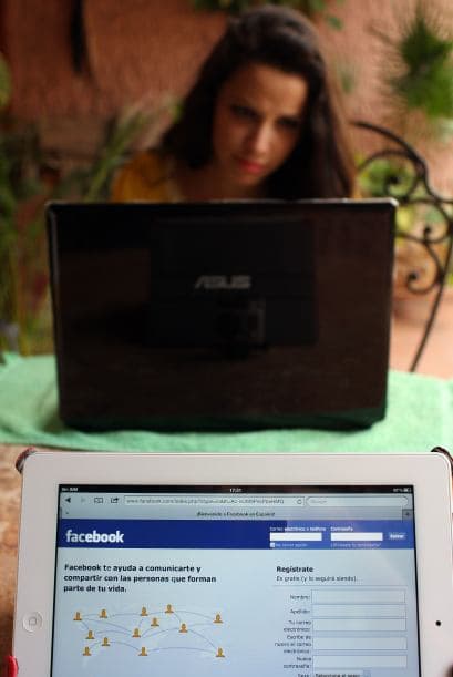 Facebook aumentó el martes el precio que planea cobrar por sus acciones en su debut en la Bolsa, lo que daría a la red social un valor que podría superar los $100 mil millones.