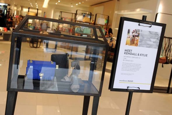 Kendall y Kylie Jenner literalmente le salieron al paso a sus famosas hermanas y ahora ellas imponen la moda con su propia línea de calzados y carteras. El lanzamiento de sus productos se hizo por todo lo alto y con el alboroto que siempre rodea a los miembros de la familia. Te traemos las fotos de la bellas, jóvenes, y millonarias nuevas divas de Los Ángeles.