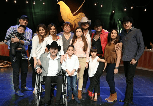 Tres años después, 
<a href="https://www.univision.com/famosos/el-gallo-elizalde-responde-a-hijas-de-valentin-elizalde-herencia-gabriela-sabag-fotos" target="_blank">las hijas mayores de 'El Gallo de Oro' advirtieron que preparaban una demanda en contra de </a>doña Camila Valencia, a quien acusan de haberse apropiado de los bienes que su padre les dejó a ellas, por ser las legítimas herederas.