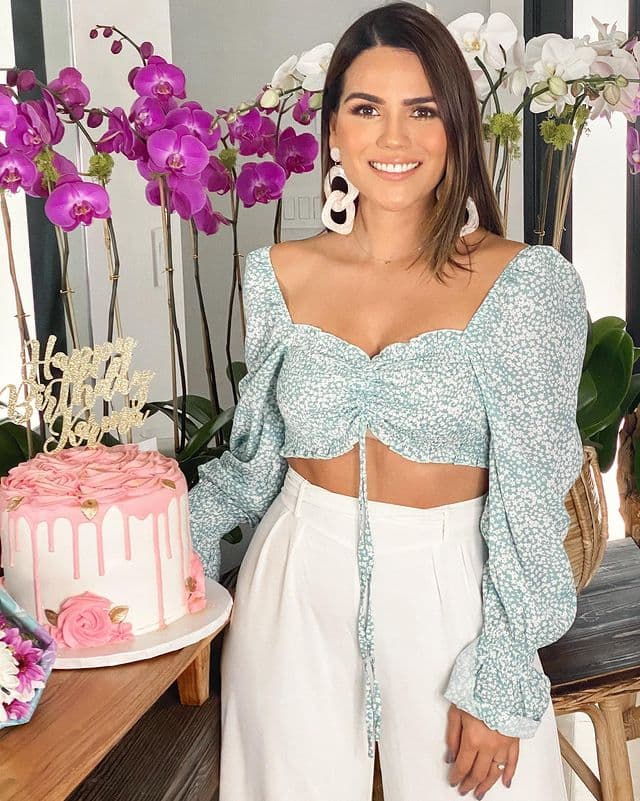 "Mi Carlos Ponce, de verdad no sé que sería mi vida sin ti, desde las 11:59 ya estabas listo con una botella para brindar por mi vida y comenzar un cumpleaños lleno de detalles y momentos especiales. ¡Te amo!", compartió la mexicana junto a esta foto.