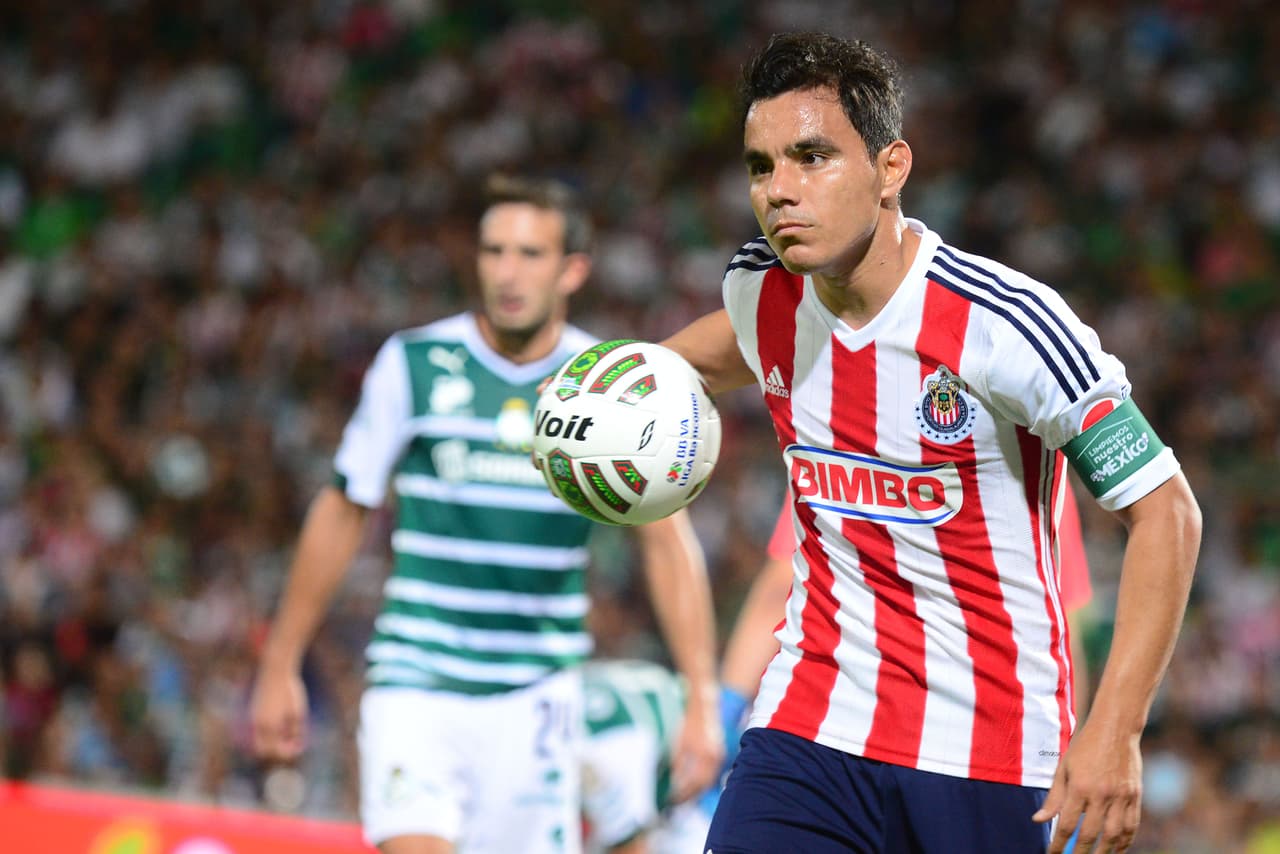 Omar Bravo a dos goles del récord en Chivas