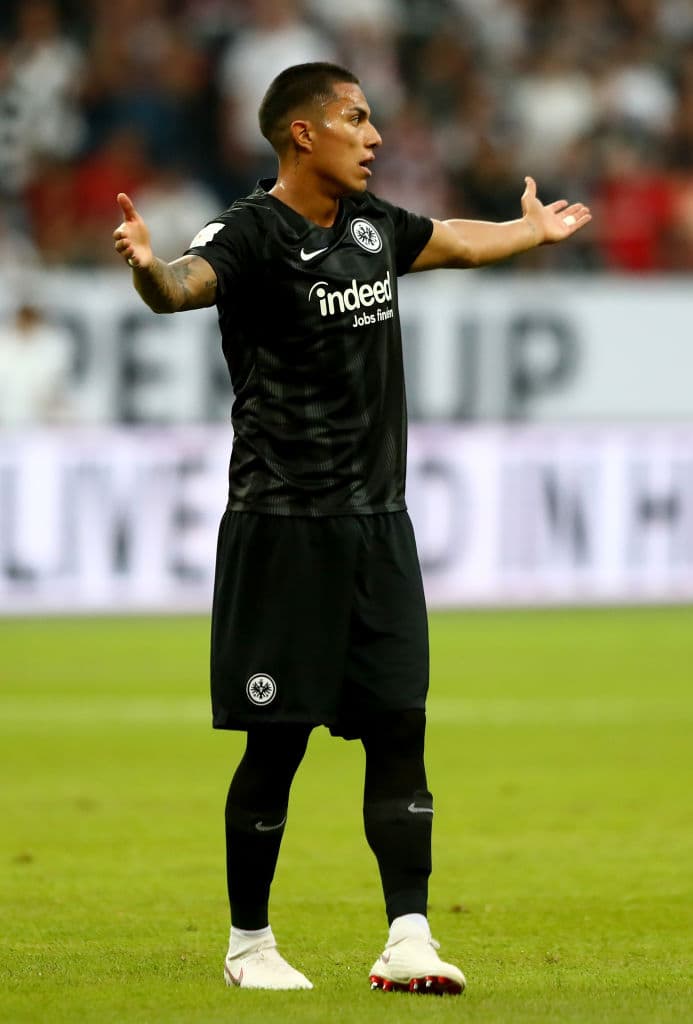 Carlos SalcedoEl defensor central mexicano dejó a las Chivas de Guadalajara para unirse al Eintracht de Francfort en la Bundesliga de Alemania.