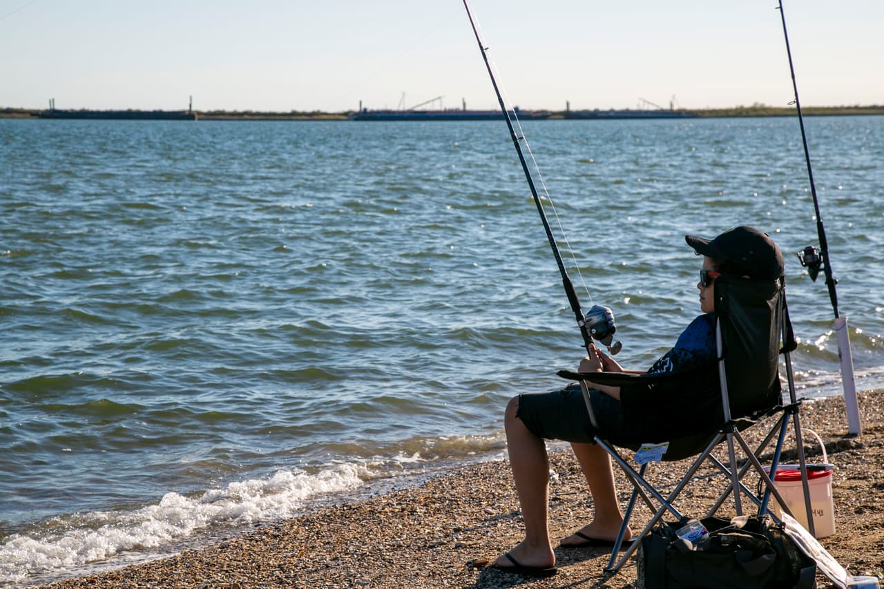 El muelle ofrece poder realizar varias actividades recreativas como pescar.