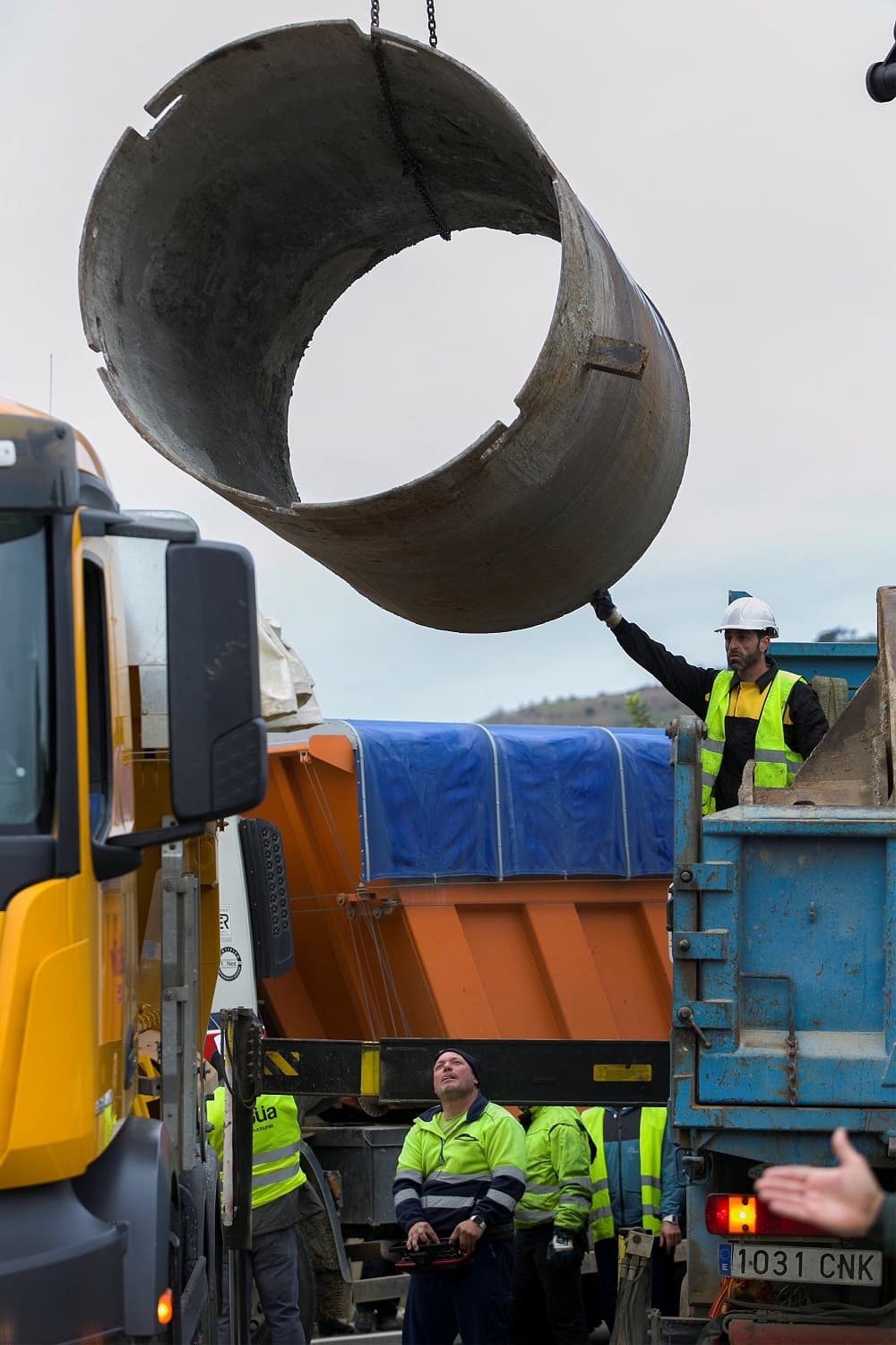 La tarde del domingo 13 Julen Roselló, un niño de solo dos años, estaba jugando en una finca de su tío, cerca de sus padres, en el Málaga, en el sur de España. Hacia las dos de la tarde, cayó por el hueco y, tras el aviso de la familia, un centenar de efectivos comenzó su rescate, pero sin éxito: aún no se ha podido sacar.