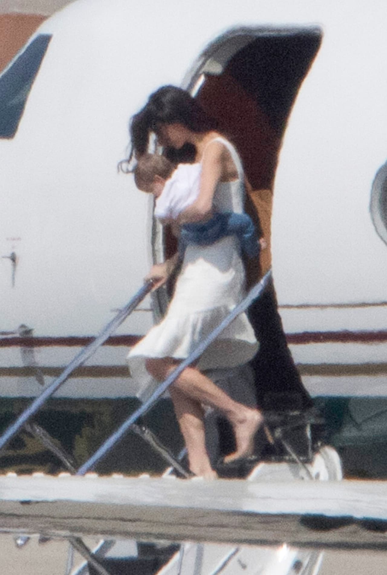 A las afueras del avión les esperaba un vehículo que ocuparon de inmediato.