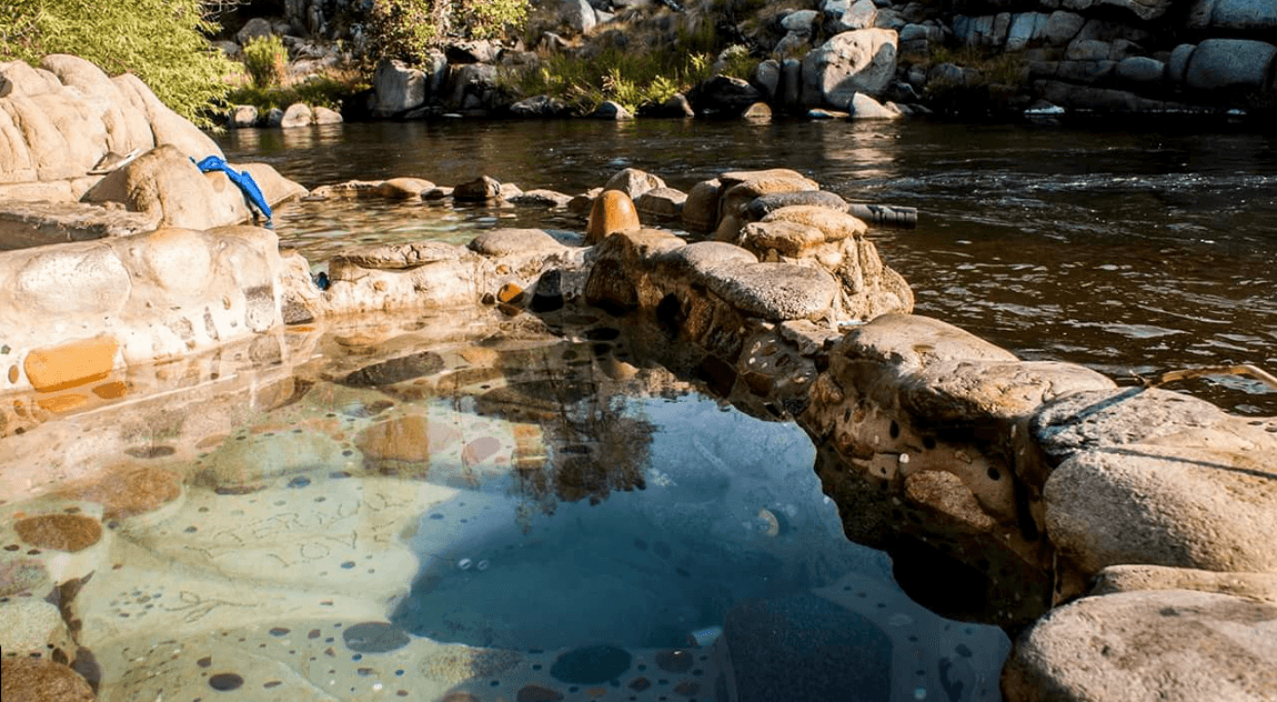 <b><a href="https://goo.gl/maps/1wLrdSKUn89orgup8" target="_blank">Remington Hot Springs</a> </b>es otro lugar donde puedes disfrutar de las bondades de las aguas geotérmicas, al sur de la
<b>Sierra Nevada, en el condado de Kern, cerca del Lago Isabella.</b> Están abiertas todo el año y su temperatura promedio es de 103ºF.
<br>Son cuatro grandes bañeras, a las cuales se accede caminando un cuarto de milla desde el estacionamiento.
<b>No tiene costo de ingreso.</b>