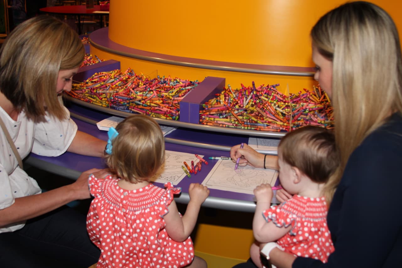 En otra estación pueden pintar con incontables colores en hojas con dibujos por rellenar.
