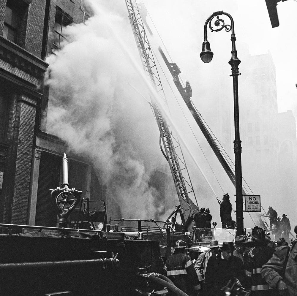 <b>MONARCH UNDERWEAR COMPANY: </b>Las autoridades dijeron que 24 trabajadores murieron en el incendio del 19 de marzo de 1958 en la empresa de Manhattan.