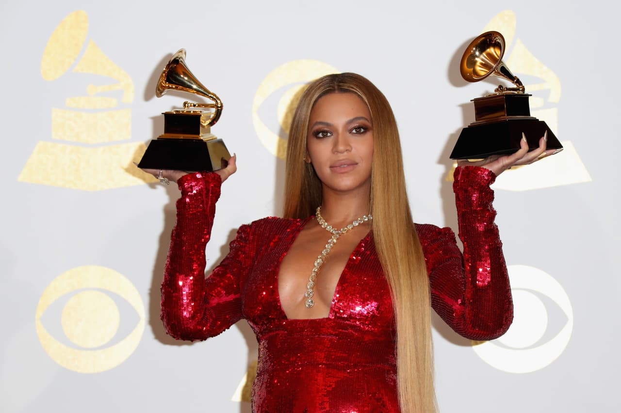 <b>Beyoncé</b>
<br>Aunque bajo un peldaño los últimos 12 meses han sido de ganancias para la intérprete de 'Lemonade', quien obtuvo en este lapso de tiempo 105 millones de dólares.