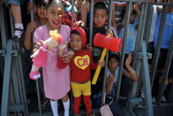 Una pequeña Chilindrina junto a un mini Chapulin Colorado.  