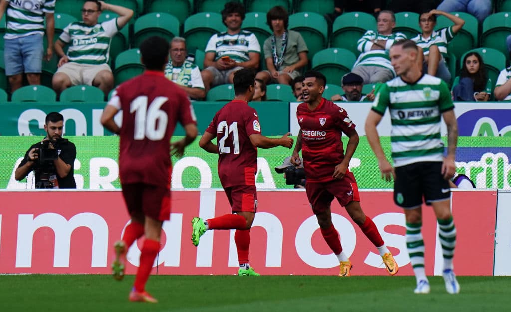 Jesús ‘Tecatito’ Corona marcó el único gol de Sevilla en el empate 1-1 ante el Sporting de Lisboa en un partido disputado en el Estadio José Alvalade de Portugal. Luego, en los penales, el club andaluz que se quedó con el Trofeo Cinco Violines.