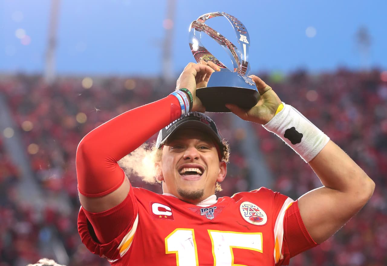 Patrick Mahomes levanta el Lamar Hunt.