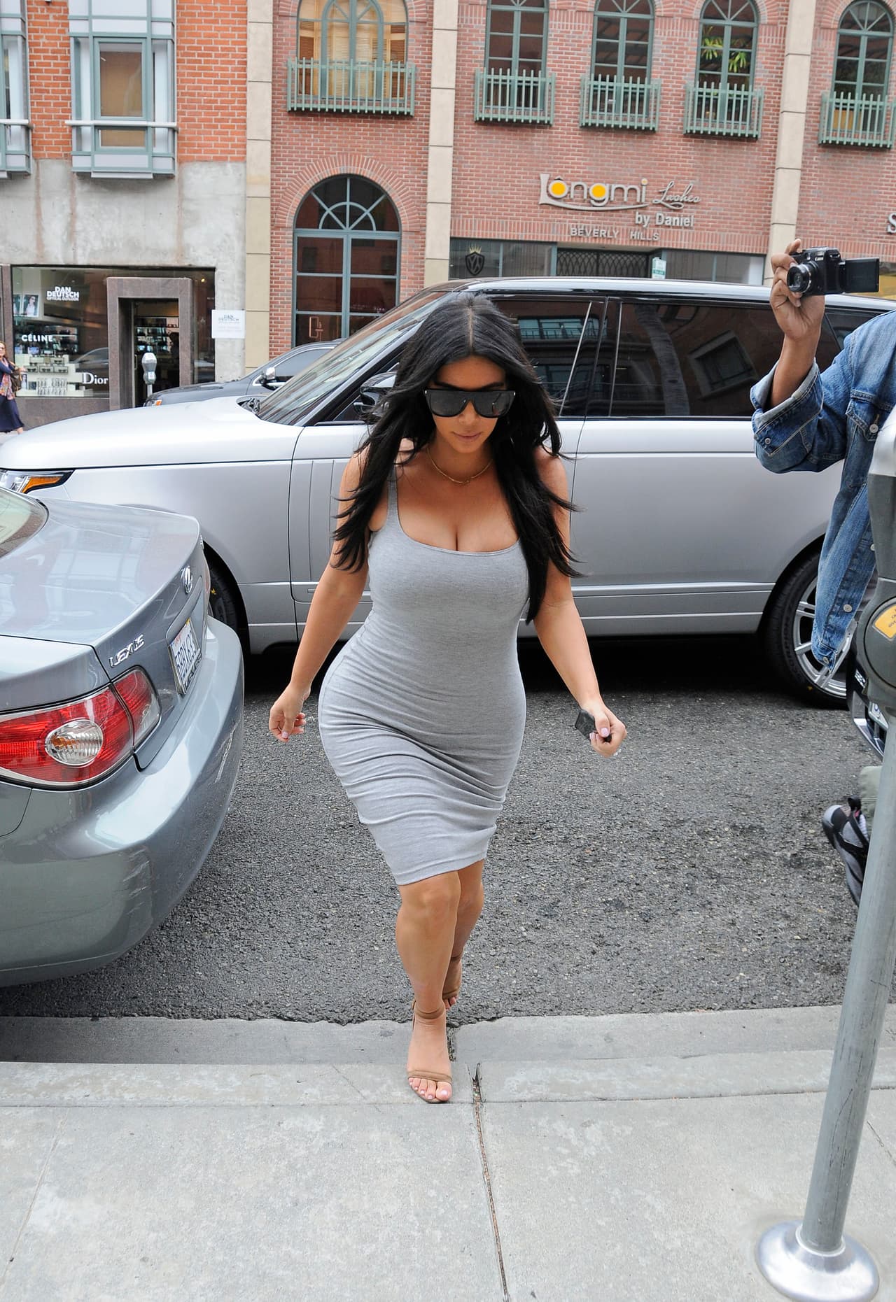 Kim bajó a toda velocidad de su camioneta,