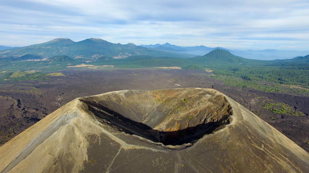 <b>2016.</b> El cráter en la cima del cono volcánico. La lava solidificacada cubrió los alrededores del volcán. Paricutín es un volcán monogenético, de un solo período de actividad.