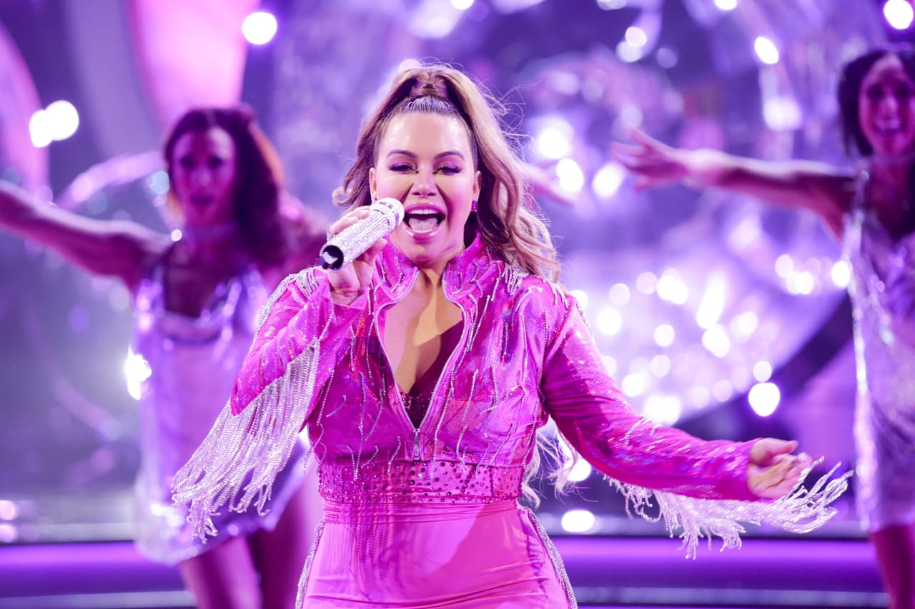 Chiquis Rivera cantó su más reciente tema 'Martes es muy lejos'.