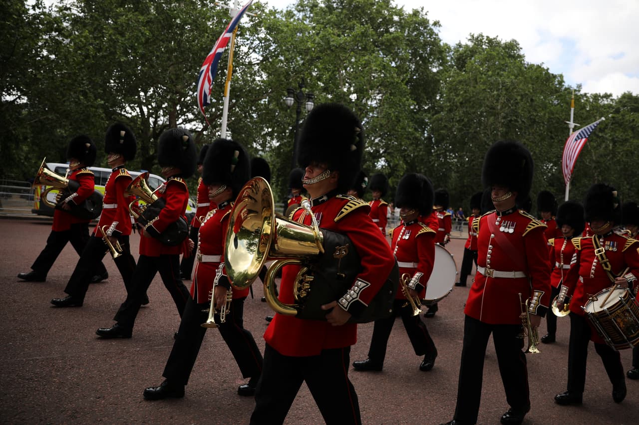 Una banda marcha frente al Palacio de Buckingham Palace. El Brexit es el acontecimiento geopolítico más significativo para el Reino Unido desde la Segunda Guerra Mundial y, de llegar a producirse, hará a Londres más dependiente de EEUU porque los vínculos con los otros 27 países miembros de la UE se verán seguramente afectados.