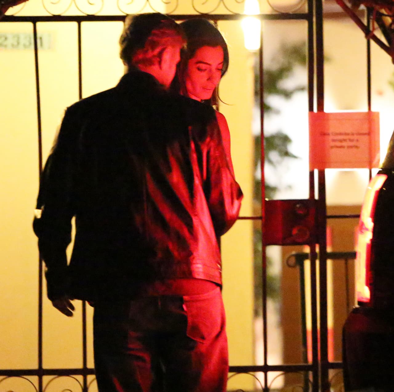 Y Clooney hizo todo lo posible por tapar a su amada.