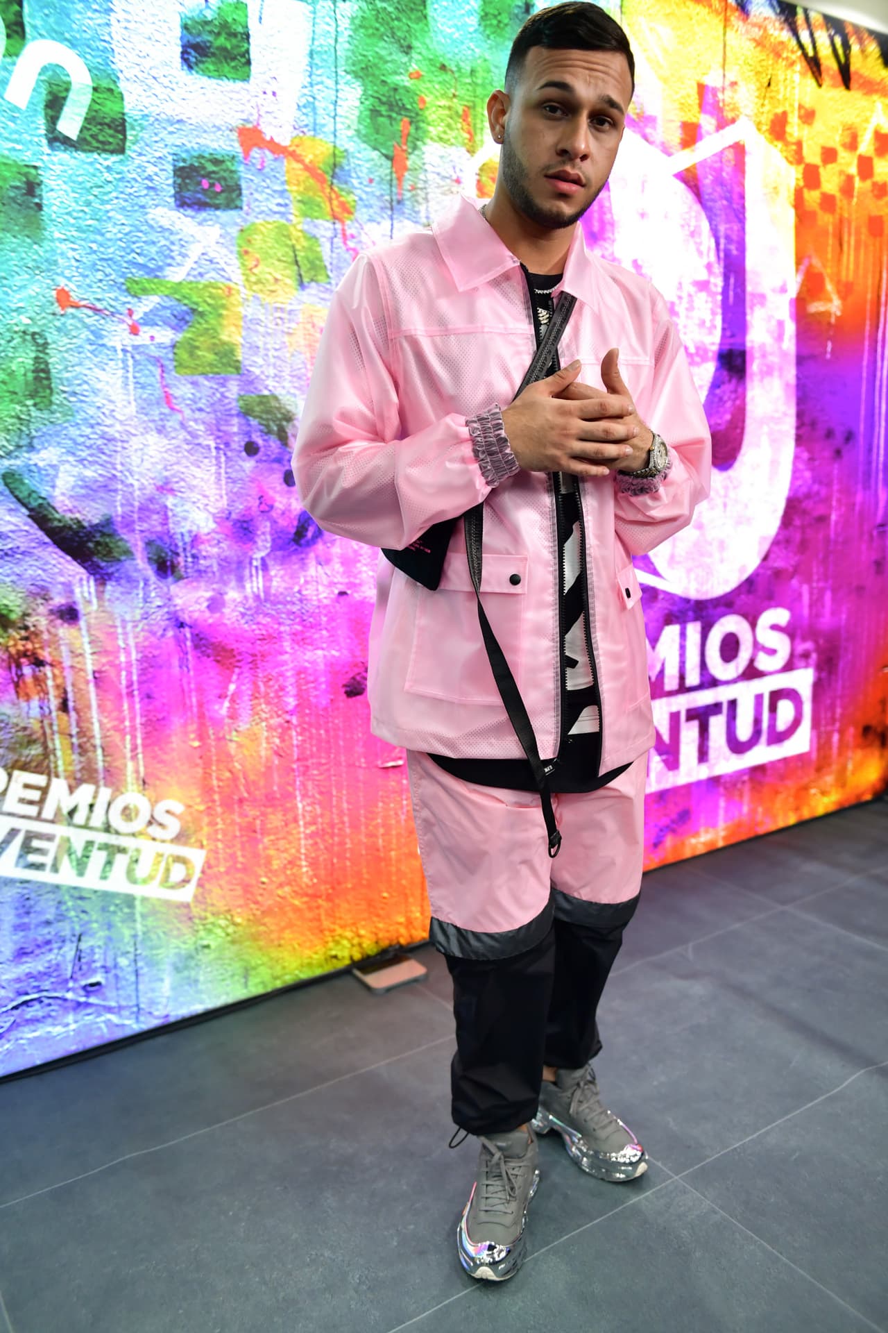 Lyanno tmbién eligió el rosa para presentarse a su día en ensayos. Su gusto por la moda no se limita en su colección de zapatos, y el outfit que eligió para esta tarde lo dejó claro.