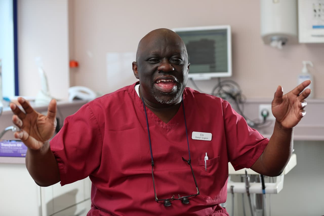 “Las personas se ponen muy nerviosas en la silla, así que canto para minimizar sus nervios. ¡Los hace reír mucho y rompemos el hielo”, dice el doctor.