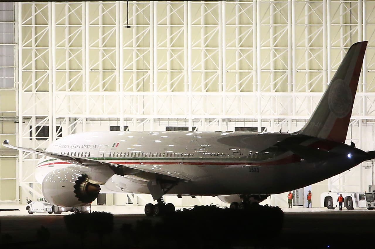 Llega a México el polémico avión presidencial