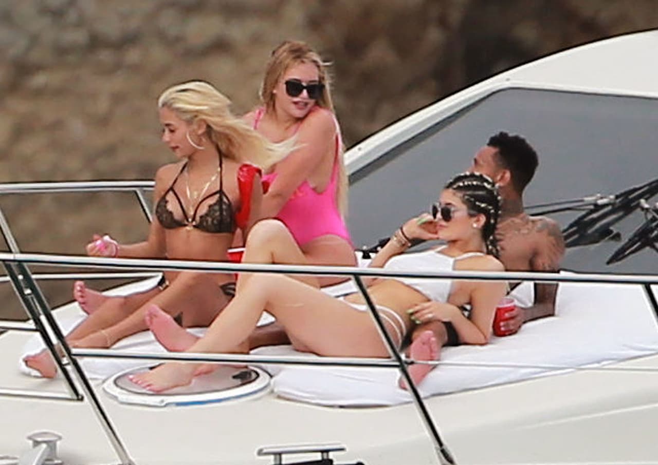 Tomando el sol con su novio.