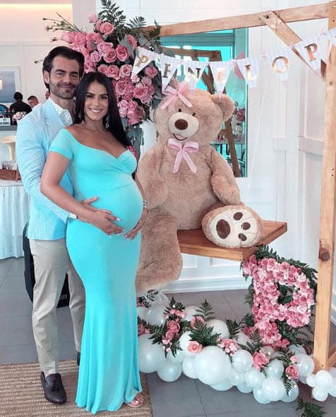 Con esta imagen la exreina de belleza reveló el nombre de su bebé: "¡Papá y mamá felices! Penélope Menéndez, baby shower".