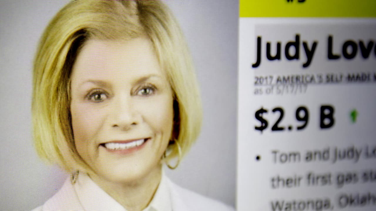 <b>Judy Love, empresaria de gasolineras, tiene un património de 2,900 millones de dólares. </b>Con 5,000 dólares que le regalaron sus padres, abrió junto a Tom, su esposo, su primera estación de gasolina en Watonga, Oklahoma, en 1964. Hoy Judy es la secretaria ejecutiva de Love's y presidenta del Love Family Fund.