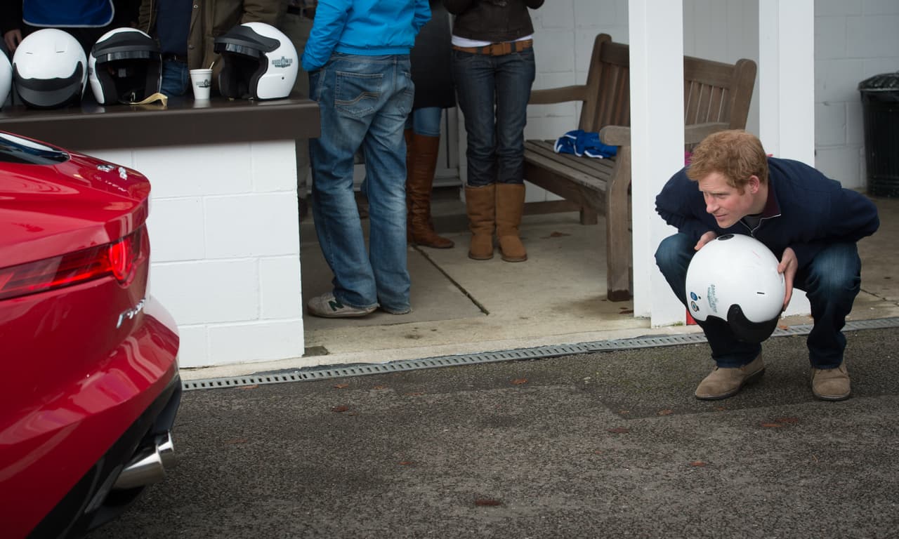 Harry examina la parte trasera de un
<b> Jaguar F-Type</b> en un evento de pista en el marco de los Juegos Invictus donde participan veteranos heridos en combate, una de las caridades favoritas del príncipe.