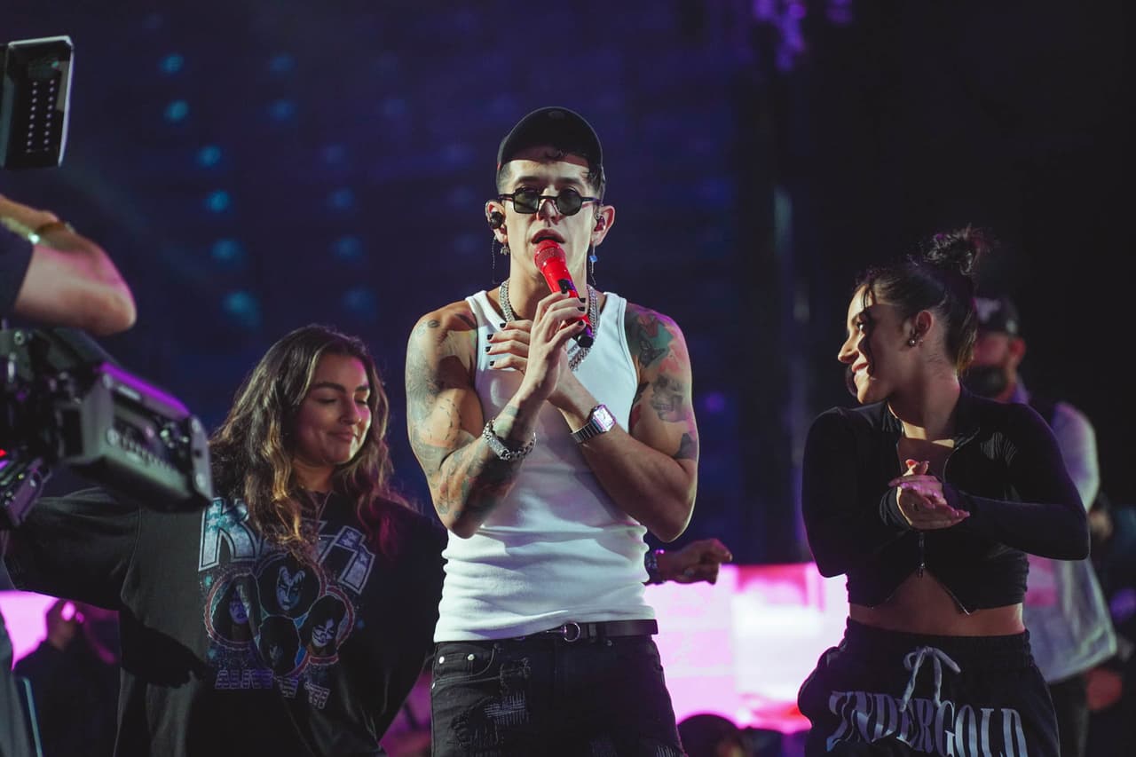 Lenny Tavárez concentrado en su presentación.