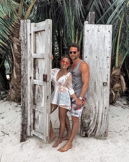 Sebastián Rulli y Angelique Boyer están disfrutando a lo grande de sus vacaciones y se les ve tan enamorados como siempre.