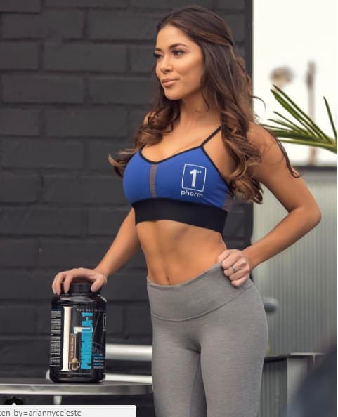 La escultural modelo distrae e informa a los fanáticos de las Artes Marciales Mixtas entre round y round.